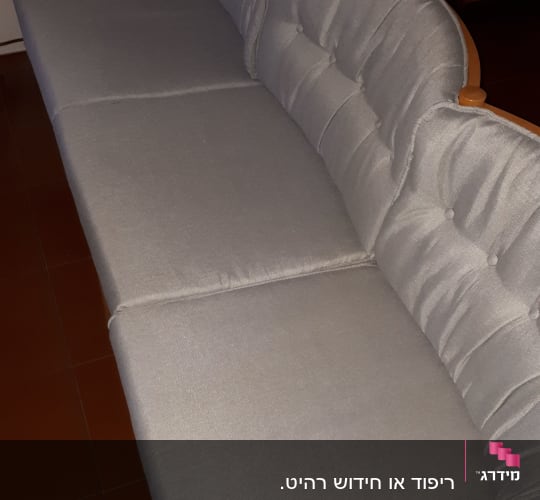 כריות ריפוד אפורות על ספה מעץ